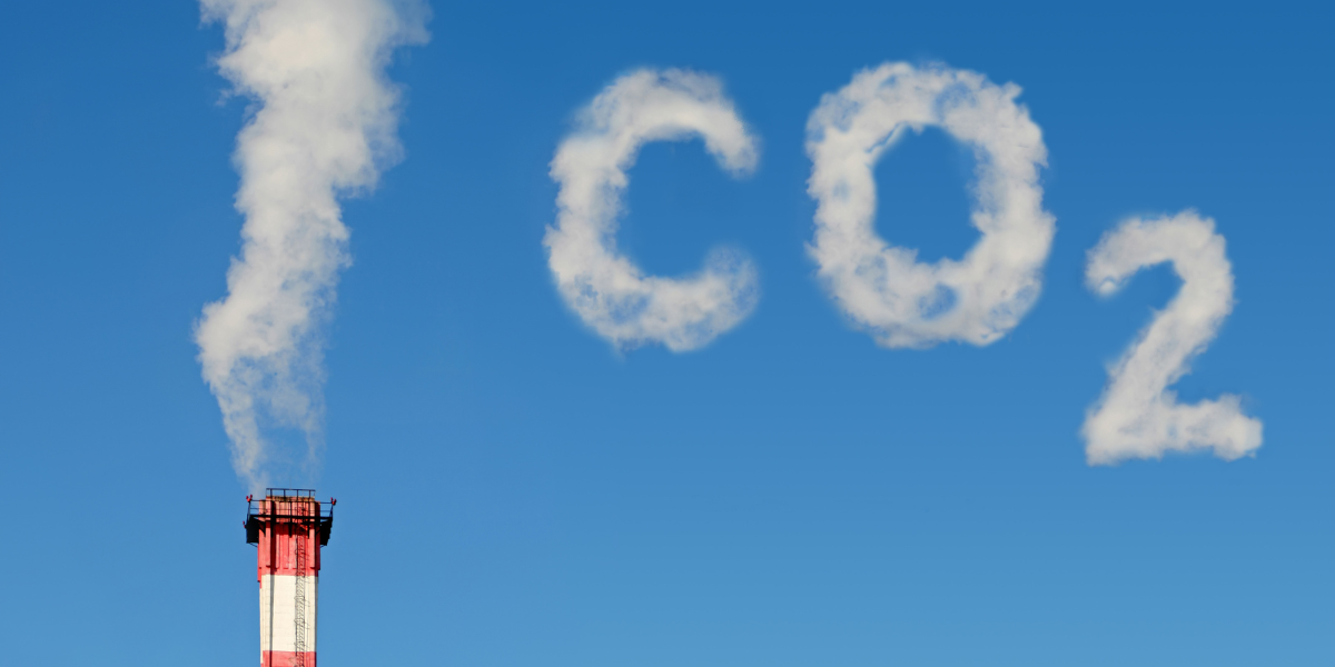 CO2-Wolke auf blauem Himmel