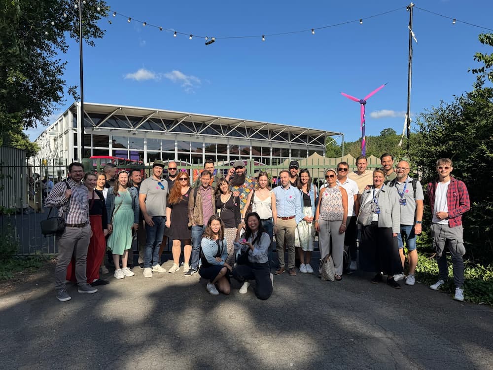 Die Kunden und Kundinnen, die beim Tech Summit 2025 dabei waren, lächeln in die Kamera