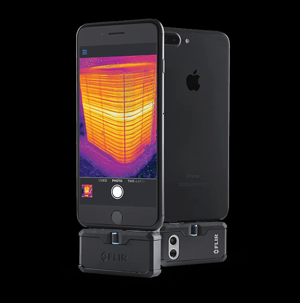 Smartphone mit Wärmebildfunktion, das eine Wärmekarte anzeigt. Es ist an eine FLIR-Wärmebildkamera angeschlossen und zeigt Temperaturunterschiede auf dem Bildschirm an.