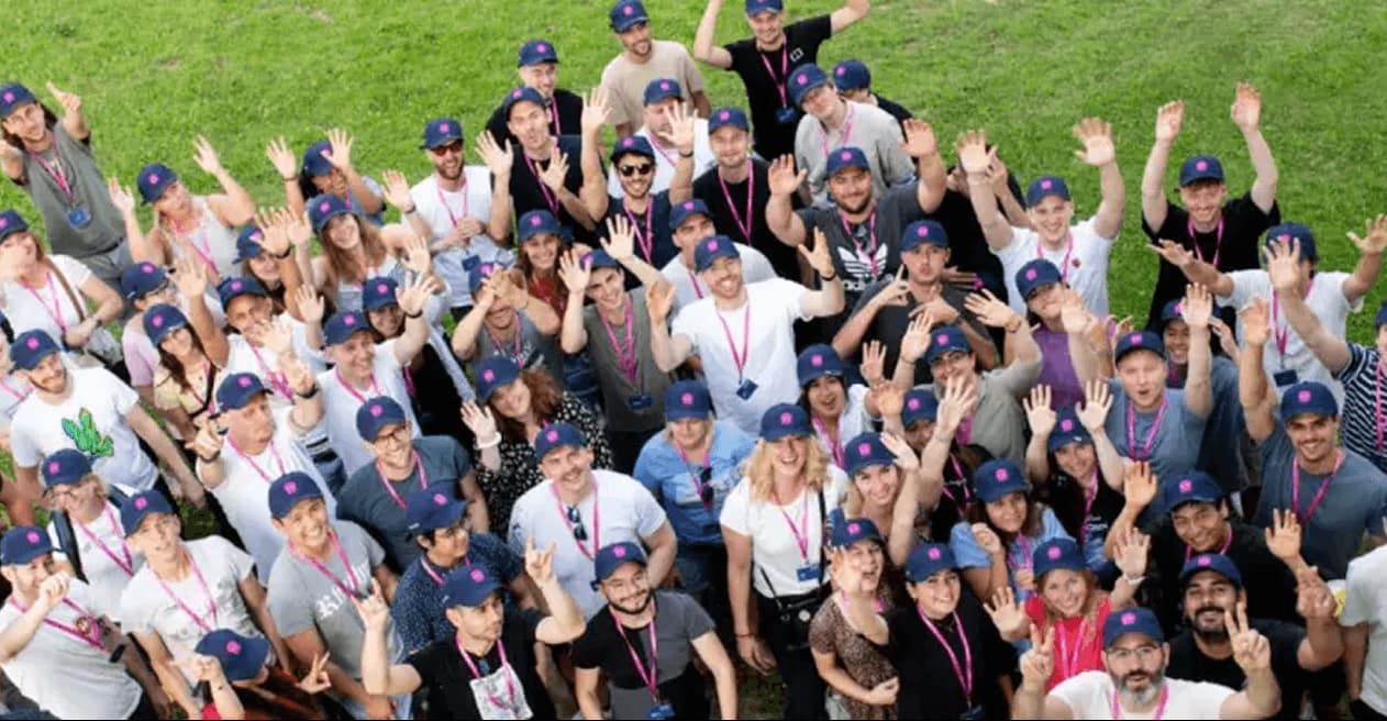 Das Octopus Energy Team winkt in die Kamera