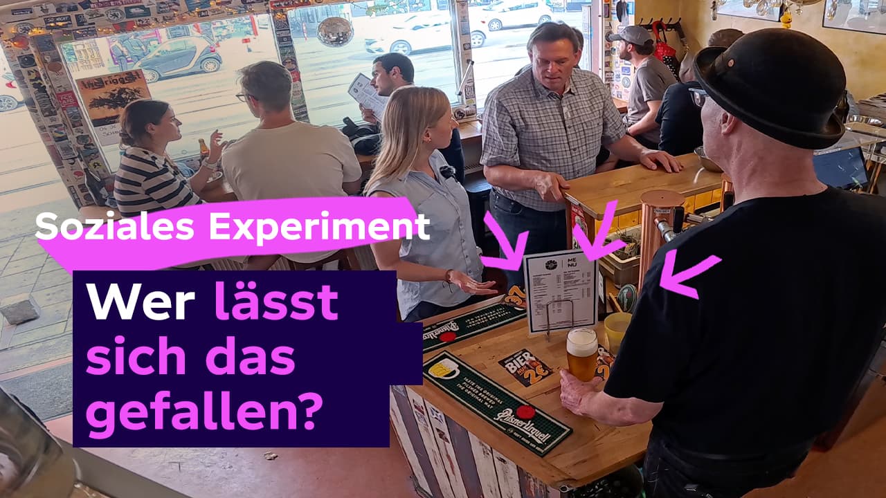 Menschen, die sich an einer Bartheke unterhalten, mit deutschen Text-Einblendungen über ein soziales Experiment.