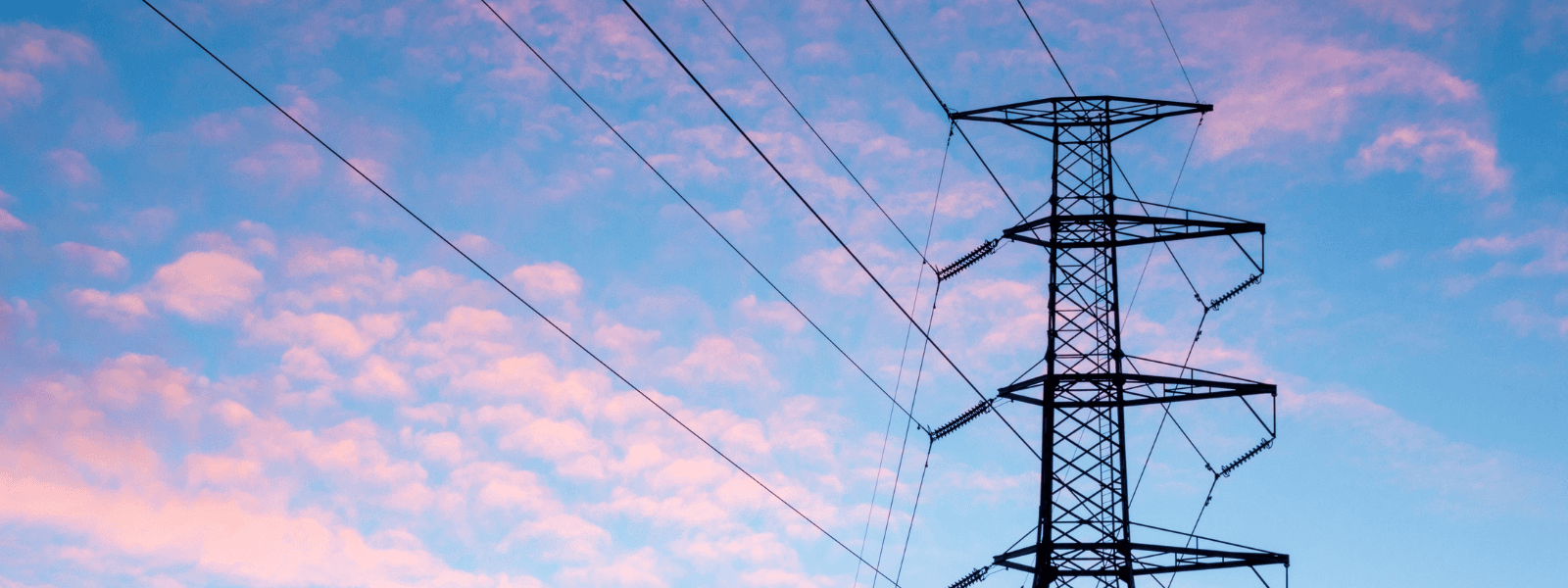 Strommast vor blauem Himmel