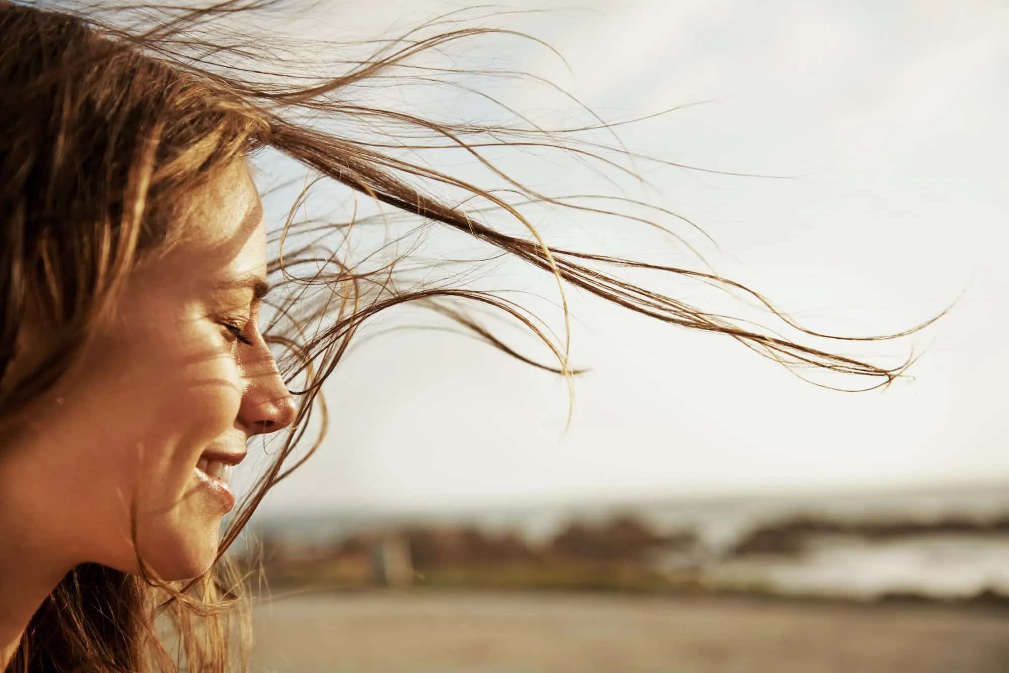 Haare wehen im WInd