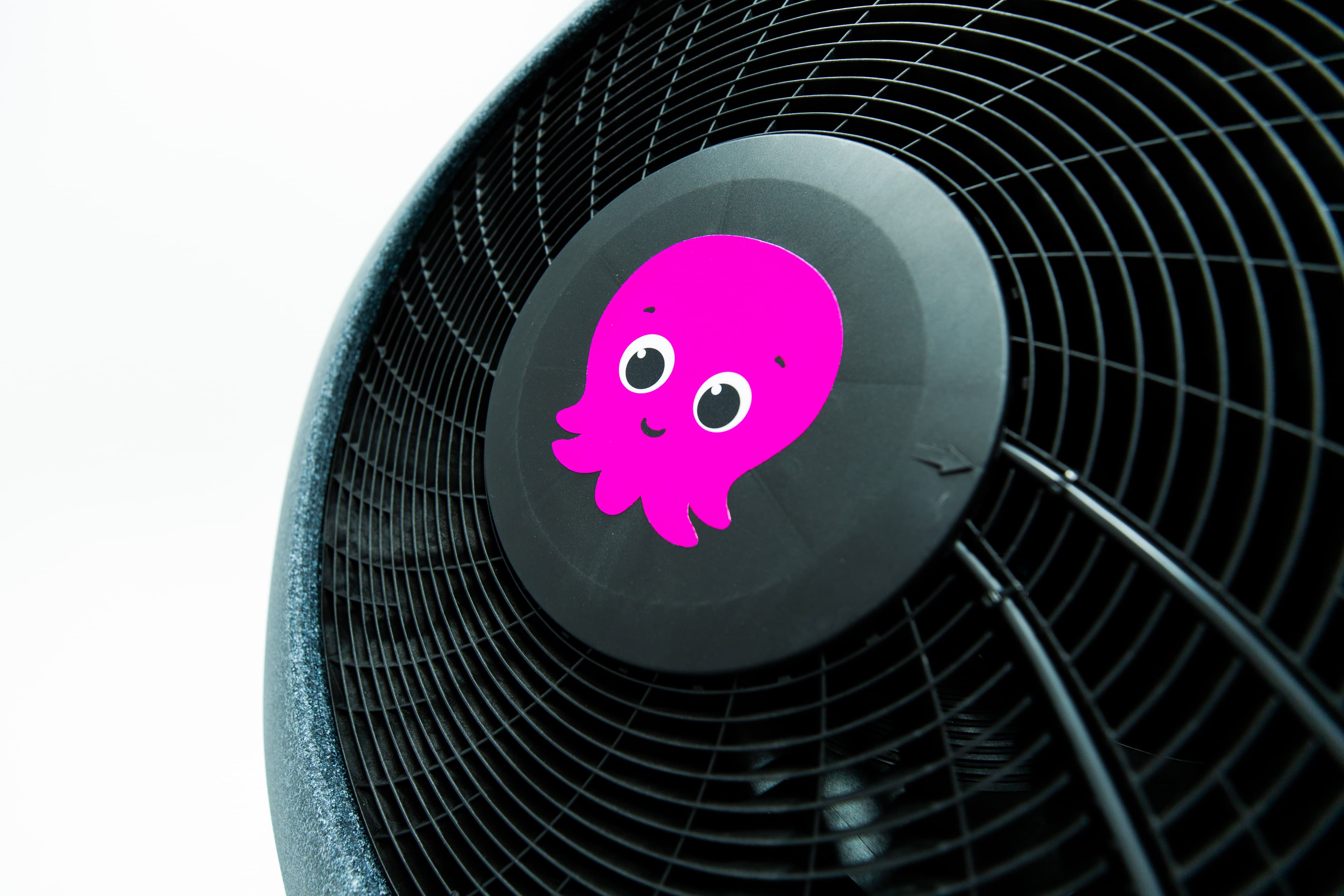 Octopus Cozy Wärmepumpe mit pinkem Octopus Sticker
