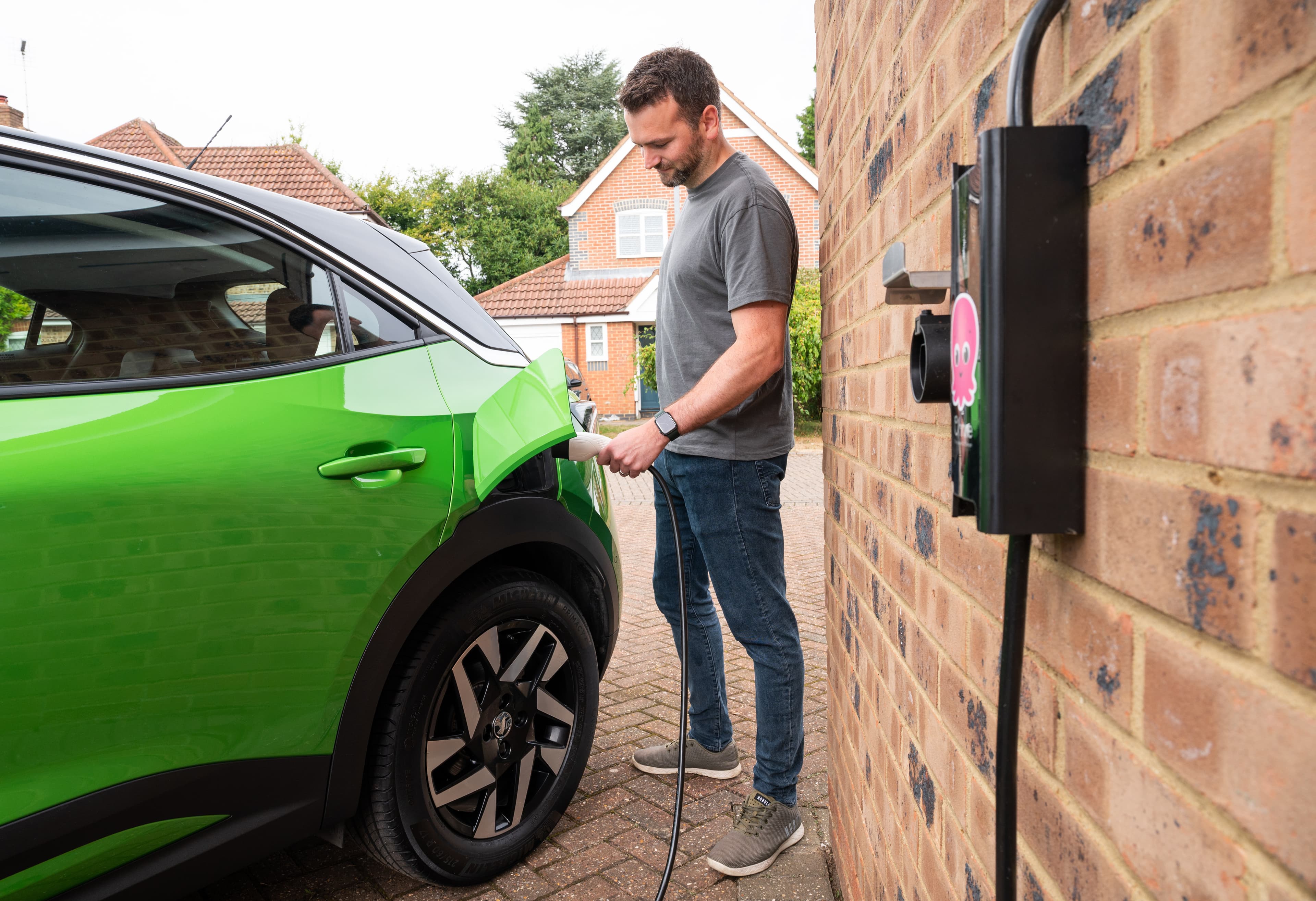E-Autoladung mit Octopus Energy Sticker auf der Wallbox