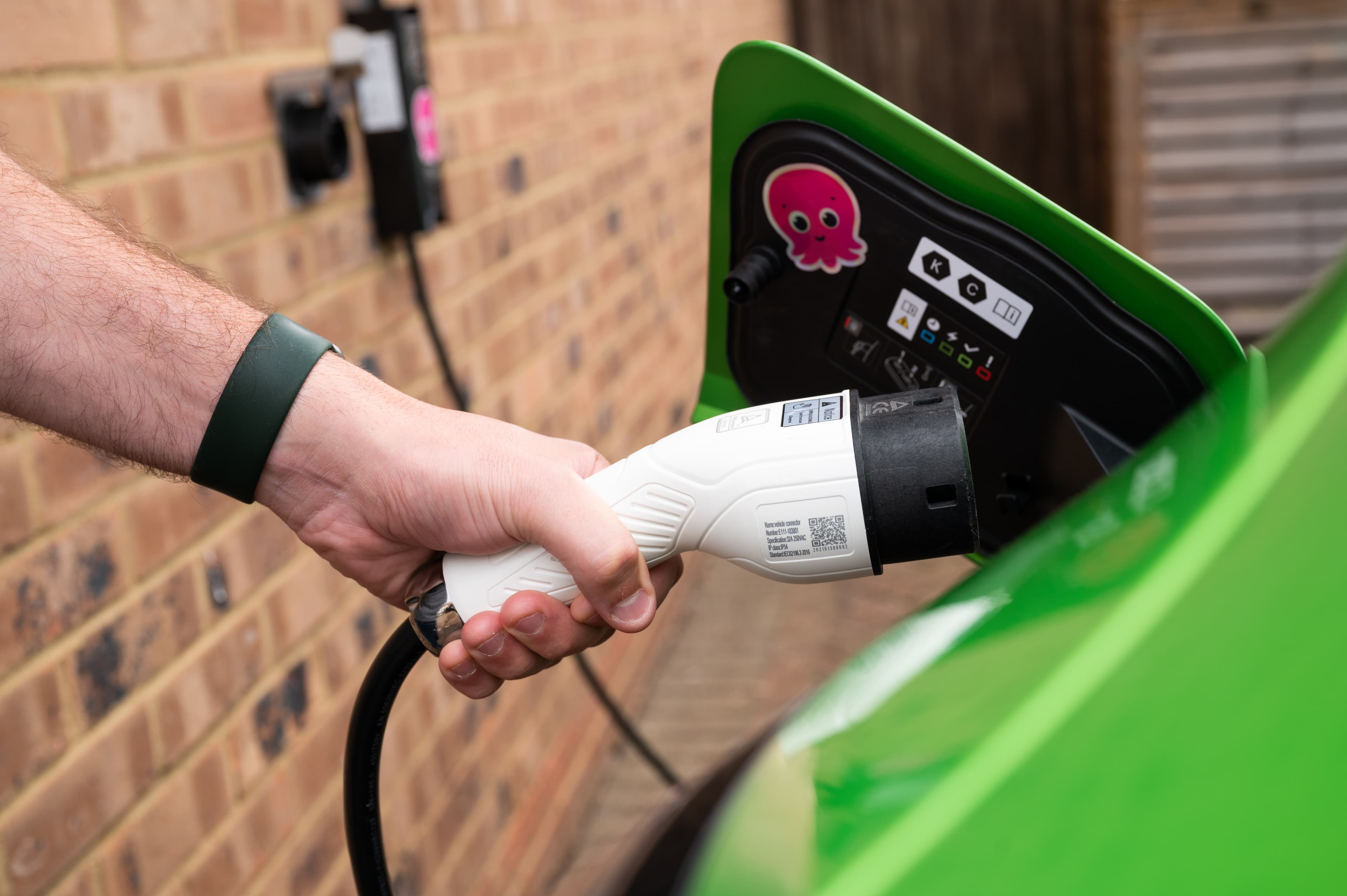 E-Autoladung mit Octopus Energy Sticker im Tankdeckel