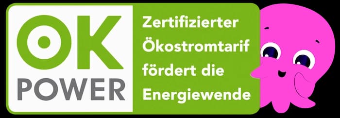 Grünes „OK Power“-Abzeichen mit einem deutschen Text, der für zertifizierten Ökostrom wirbt. Ein lächelnder rosa Tintenfisch guckt von der Seite hervor.