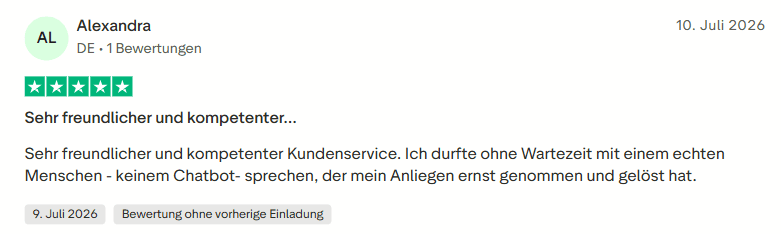 Bewertung von Alexandra, in der sie den freundlichen und kompetenten Kundenservice lobt und besonders die schnelle Hilfe durch einen echten Mitarbeiter anstelle eines Chatbots hervorhebt.