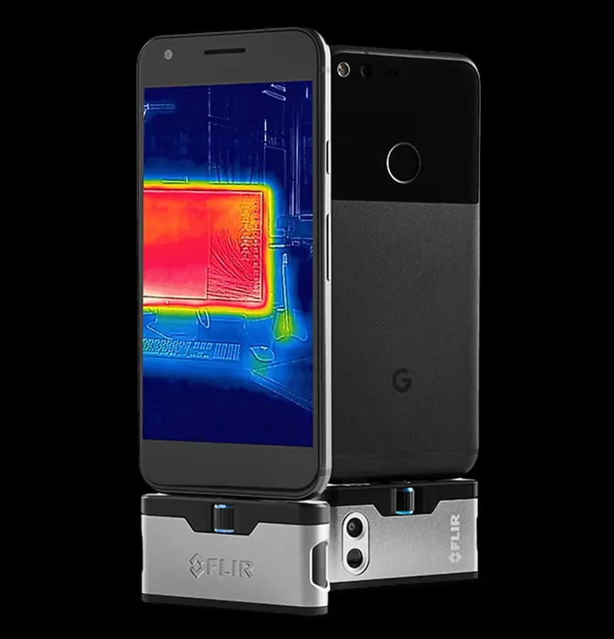 Smartphone mit Wärmebildfunktion, das eine Wärmekarte anzeigt. Es ist an eine FLIR-Wärmebildkamera angeschlossen und zeigt Temperaturunterschiede auf dem Bildschirm an.