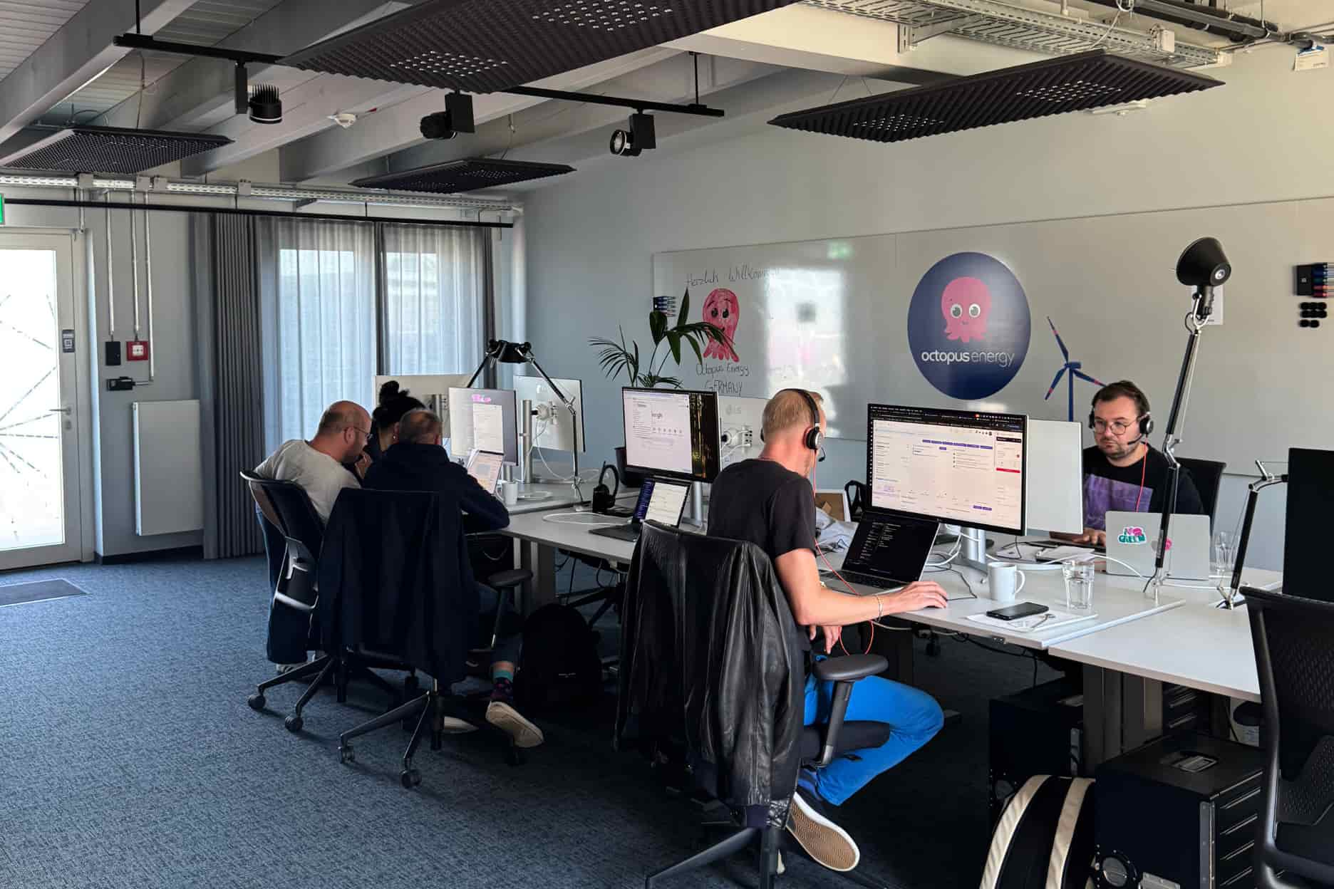 Mitarbeiter sitzen konzentriert an Arbeitstischen